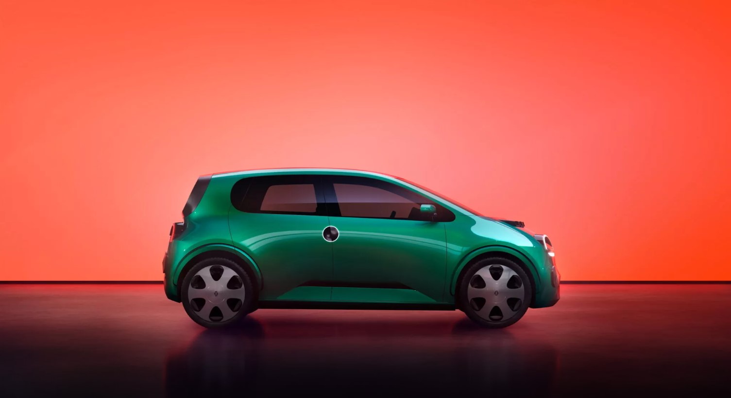 Разработкой совершенно нового Twingo занимается компания Ampere — отдельное подразделение Renault, созданное в конце 2022 года для проектирования, инжиниринга и производства электромобилей для группы компаний Renault. Первой моделью, созданной Ampere
