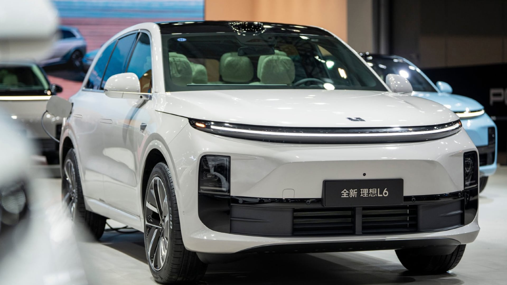 Китайский автосалон LatePost сообщает, что компания Li Auto снизила свой годовой план продаж на 2024 год
