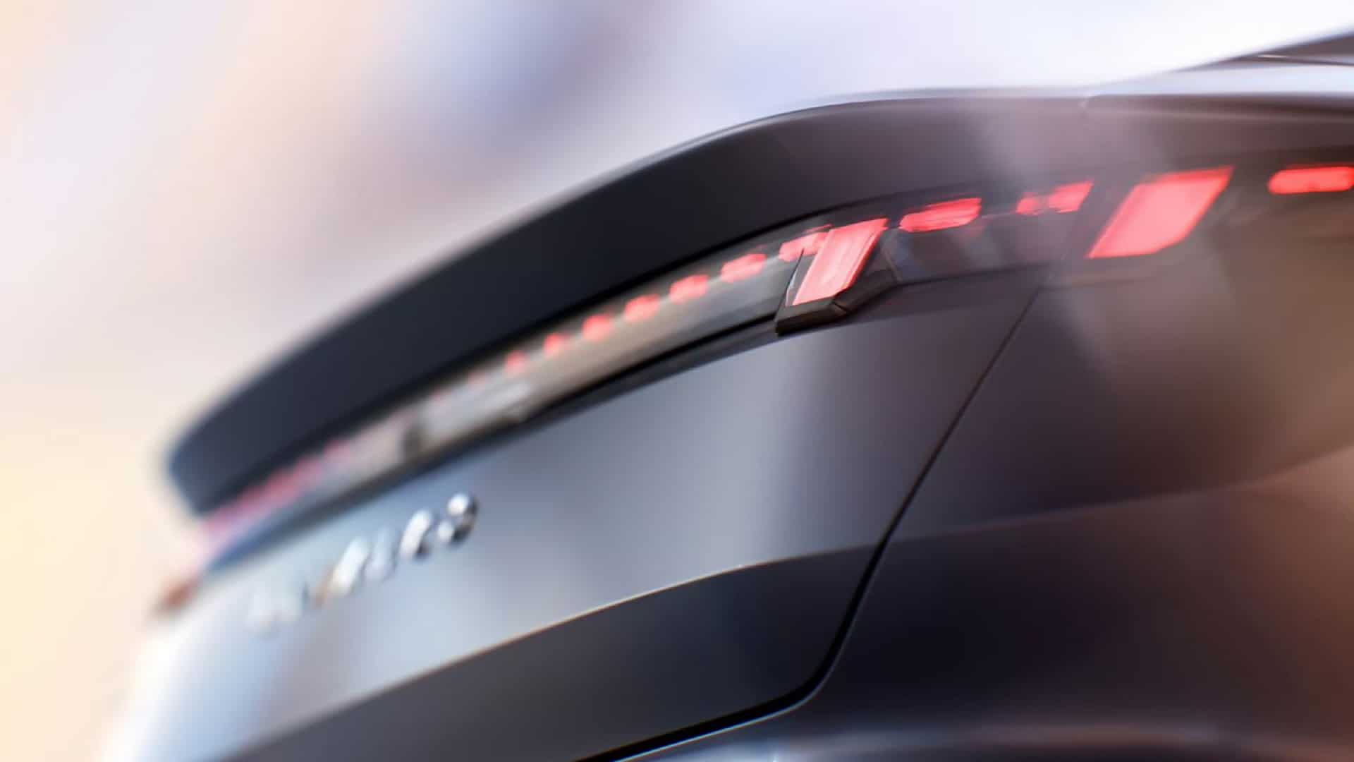 На тизерных изображениях был представлен Lynk & Co Zero — новый электрический седан, который готовится к выходу на рынок. Задний фонарь автомобиля состоит из нескольких прямоугольных светодиодных элементов, аналогичных недавно выпущенным моделям Lynk