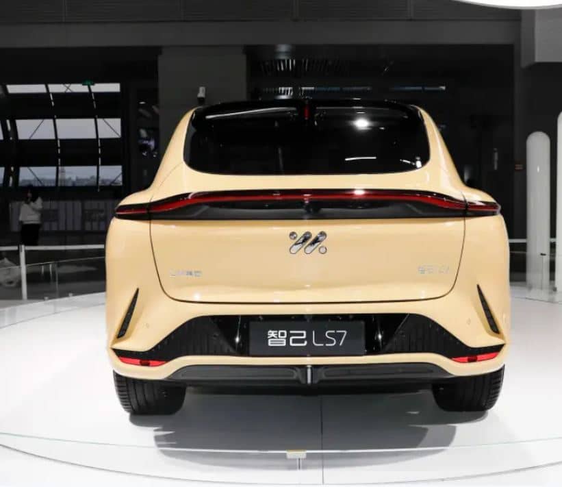 Модель доступна в двух версиях: LS7 Max Elite и LS7 Max Lux, стоимостью 299 800 юаней (3,75 млн рублей) и 319 800 юаней (4 млн рублей), соответственно.
