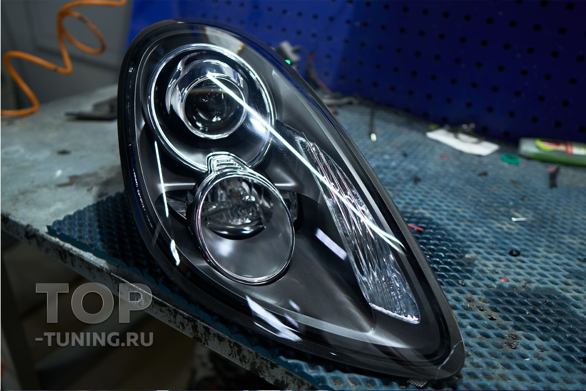 108232 Заменить стекло автомобильной фары Porsche Boxter 981 под ключ в Москве