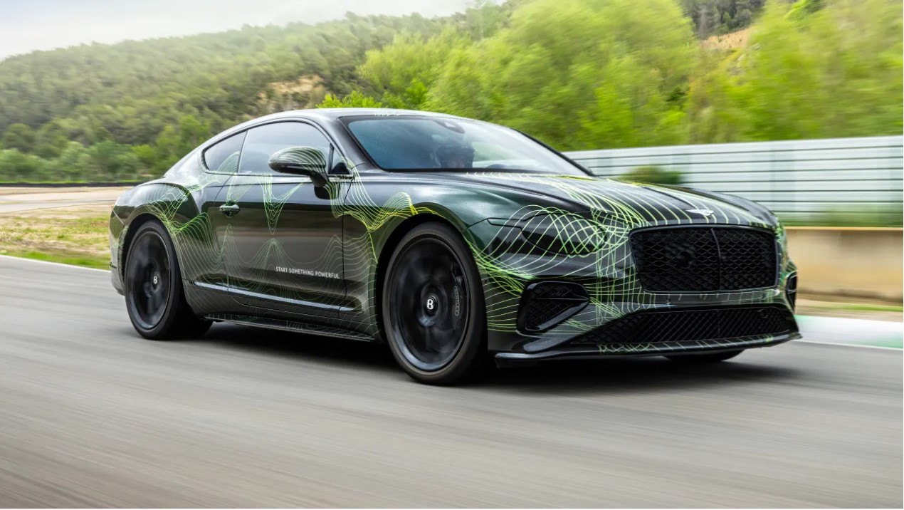 Компания Bentley объявила дату презентации нового Bentley Continental GT — 25 июня 2024 года. В этот день в 16:00 автомобиль будет представлен в отличной скоростной форме. Более того, автомобиль уже успел установить необычный рекорд скорости в подвод