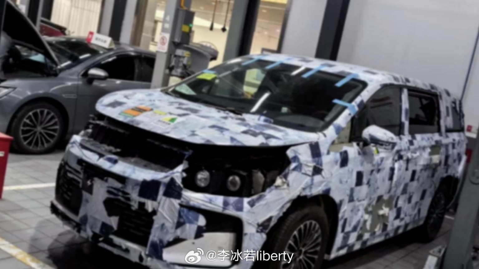 Ранее в Китае во время дорожных тестов был замечен новый минивэн от компании BYD. Однако компания не раскрыла официального названия своего автомобиля.