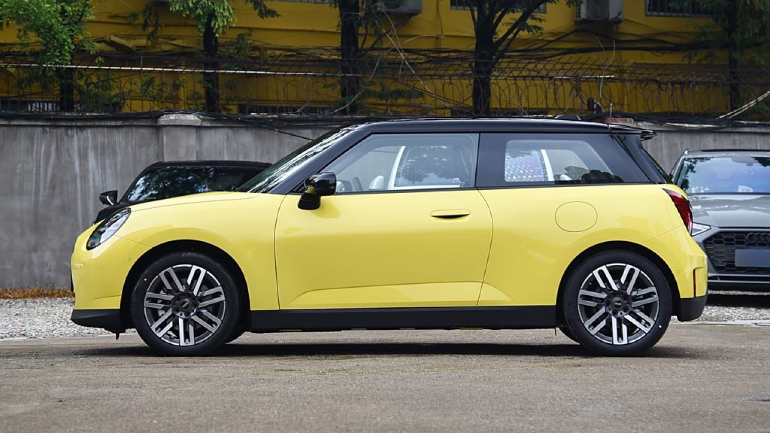 Mini Cooper стал первым продуктом совместного предприятия Spotlight Automotive, созданного BMW и GWM в 2019 году в соотношении 50:50. Однако будущее этого проекта туманно из-за тарифов США и ЕС, отсрочки запрета Великобритании на продажу автомобилей 
