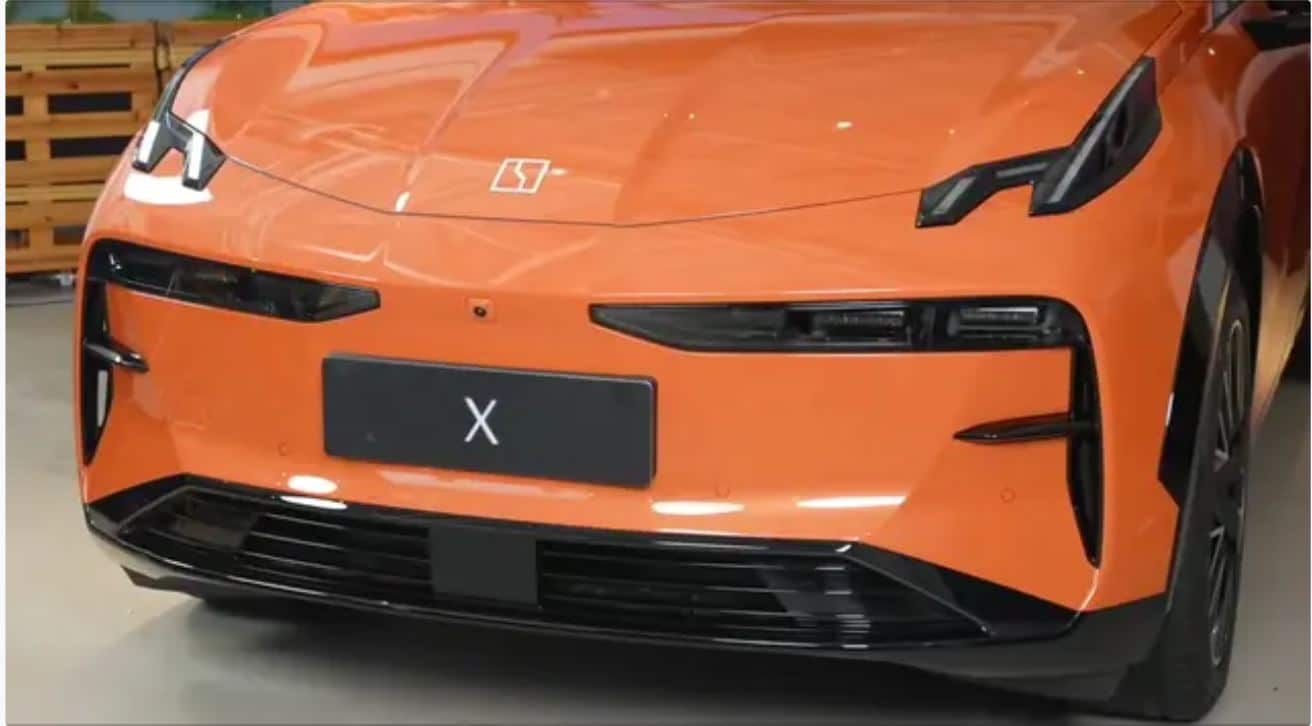 Дизайн обновлённого Zeekr X повторяет предыдущую модель. Автомобиль доступен в семи цветах кузова: оранжевый (новый цвет), бежевый, зелёный, серый, фиолетовый, серебристый и белый. В стандартной комплектации установлены 19-дюймовые колёсные диски и д
