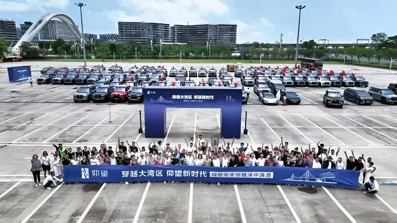 Компания BYD, штаб-квартира которой находится в Шэньчжэне, организовала впечатляющее мероприятие в день открытия канала Shen-Zhong. Она собрала колонну из 130 автомобилей BYD Yangwang U8.
