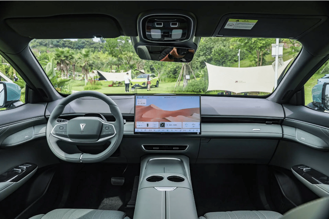 Deepal S07 — это обновлённая версия модели Deepal S7. Главной особенностью автомобиля является система Huawei Qiankun ADS SE с технологией vision. Она позволяет реализовать интеллектуальную поддержку вождения в различных условиях: на шоссе и городски