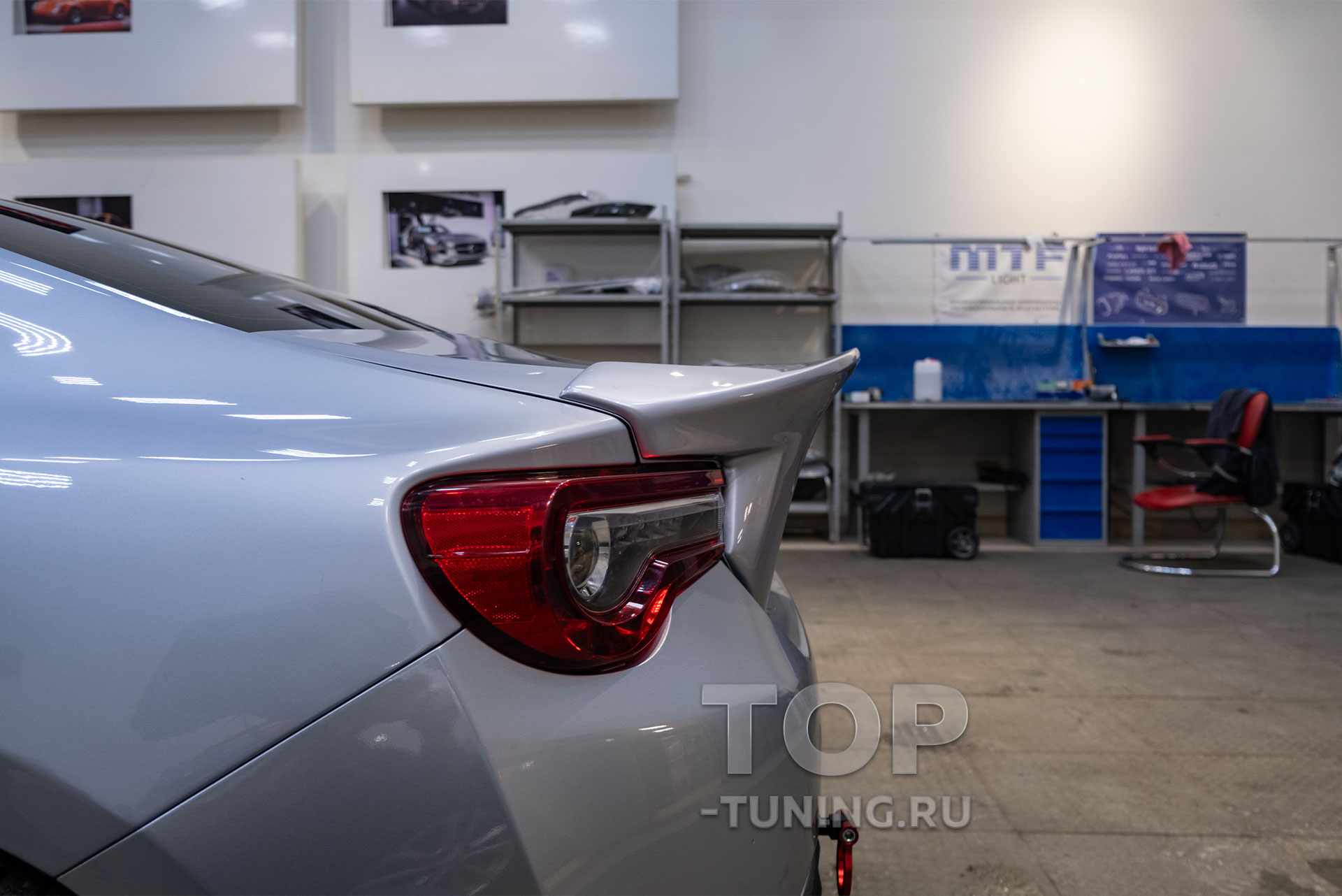 Установка и покраска в цвет кузова спойлера для Тойота gt86