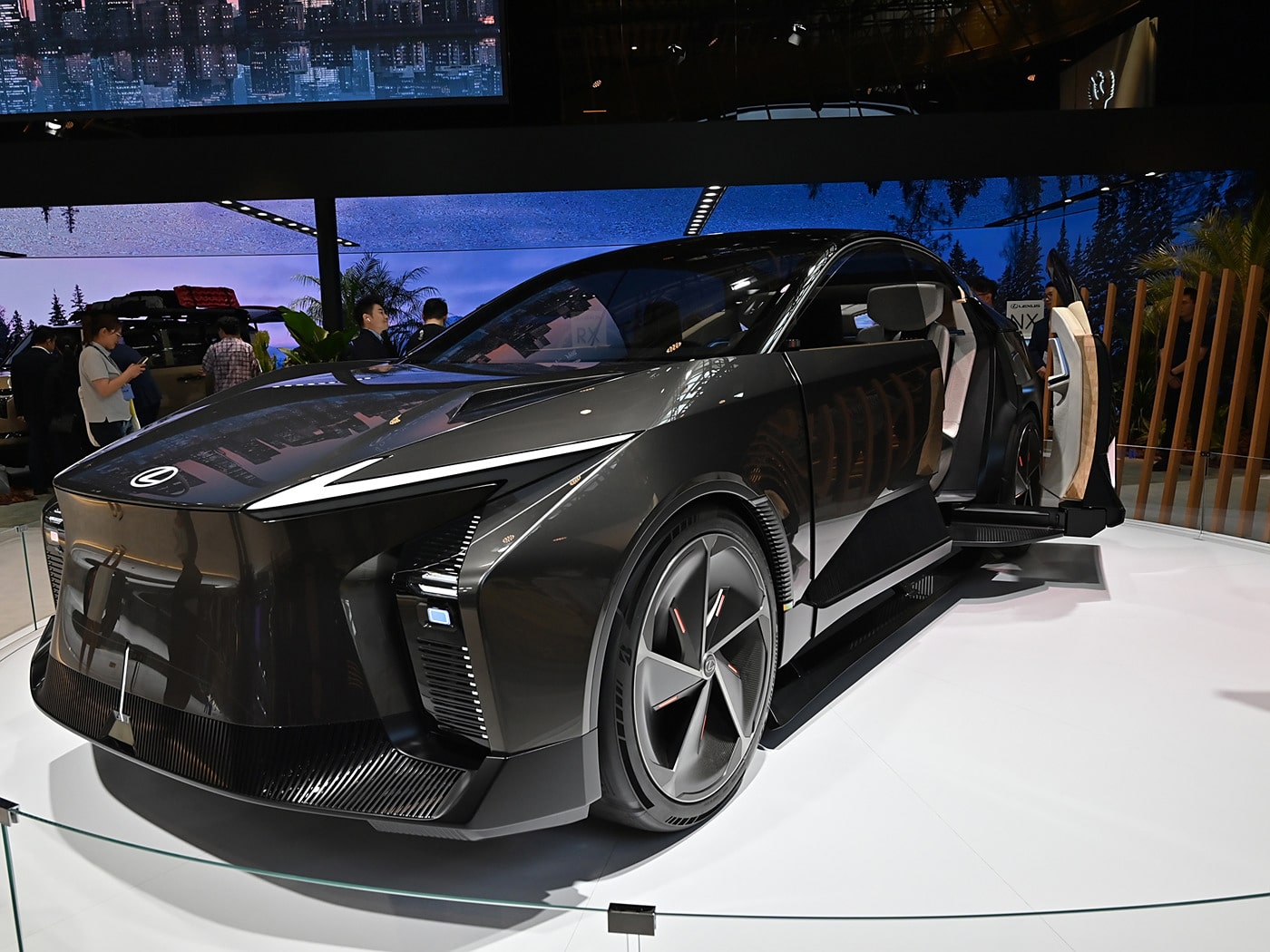 Lexus не строит завод по производству электромобилей в Китае – по крайней мере, пока нет