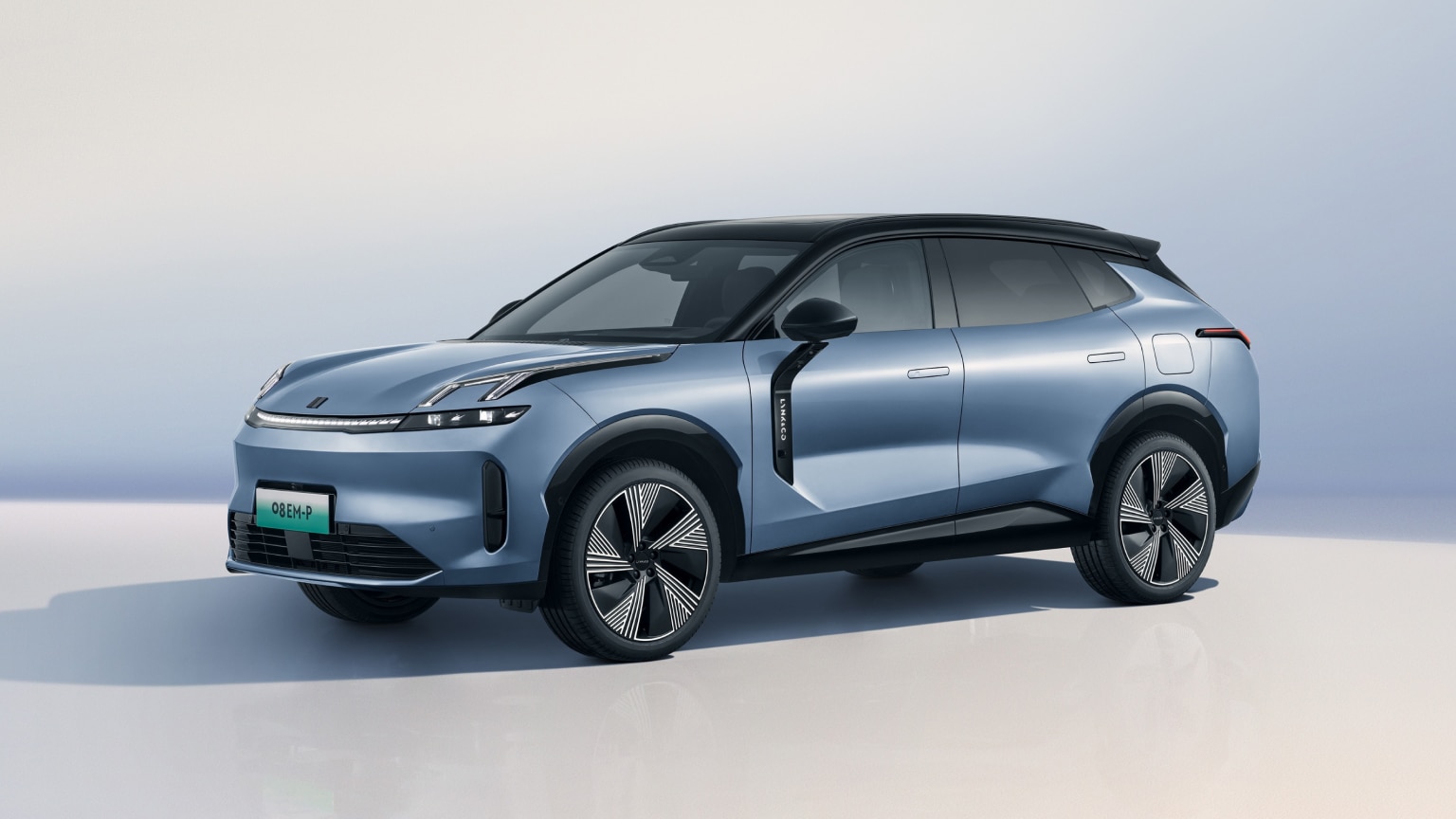 Lynk & Co — известный бренд, принадлежащий Geely и Volvo, который был представлен в 2017 году. За рубежом компания продаёт одну модель под названием 01, но на внутреннем рынке её модельный ряд гораздо разнообразнее. В него входят автомобили с двигате