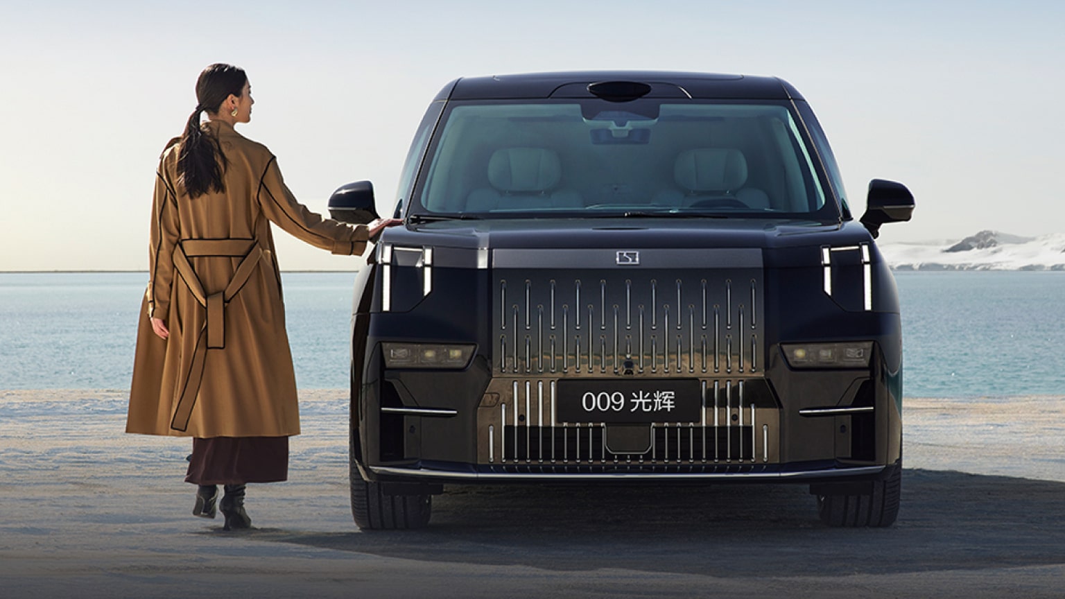 Бренд Zeekr &mdash; это молодой высококлассный производитель NEV, входящий в Geely Group и запущенный в 2021 году. В настоящее время модельный ряд компании включает лифтбек Zeekr 001, минивэн Zeekr 009, кроссовер Zeekr X и седан Zeekr 007. Недавно автопрои