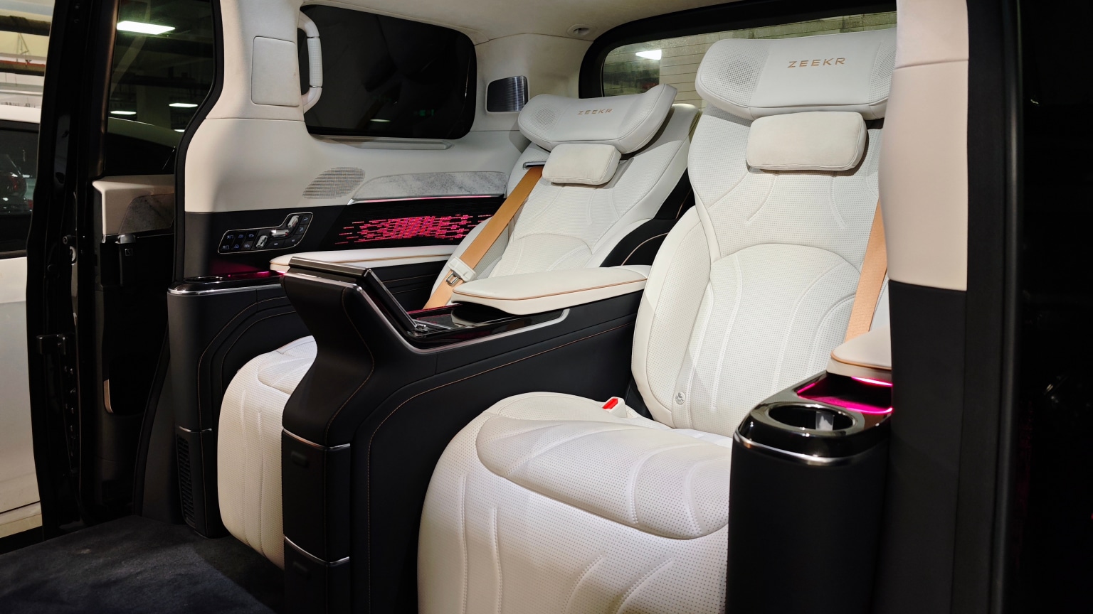 Внедорожник Zeekr 009 Glory Edition, также известный как Zeekr 009 Grand, был выпущен в Китае тиражом 1000 экземпляров. Этот 4-местный автомобиль обладает впечатляющей мощностью до 777 л. с.
