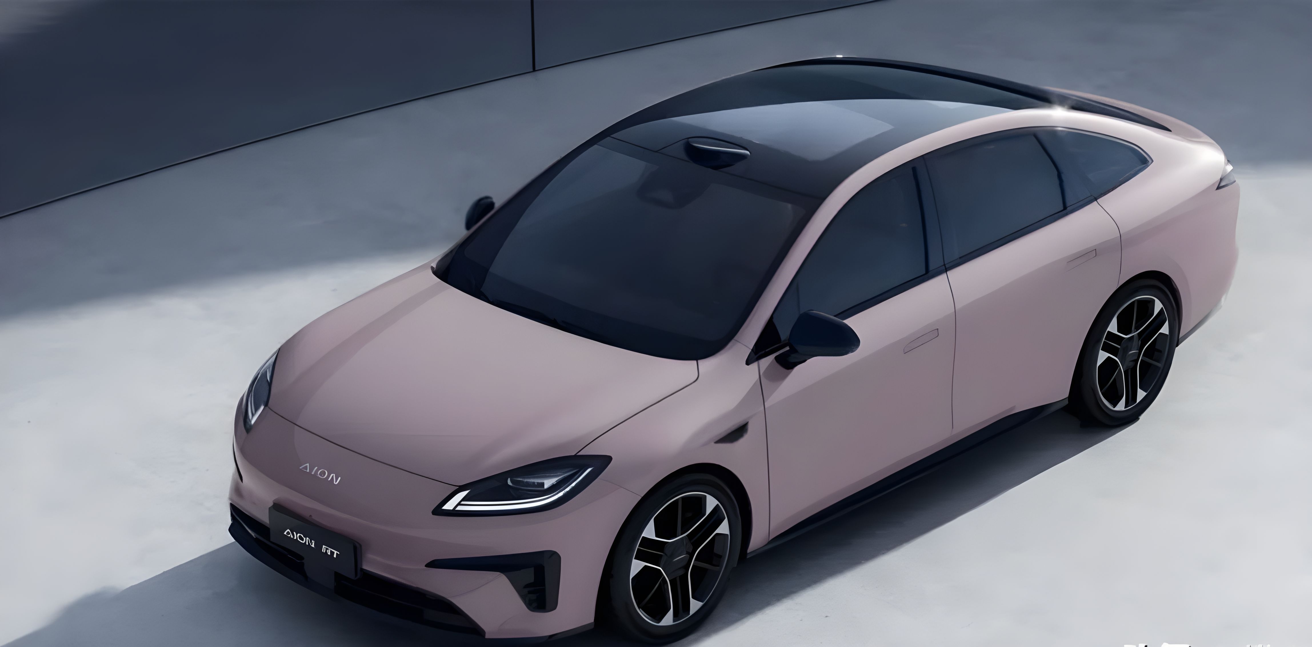 Появились официальные изображения GAC Aion RT с запасом хода 650 км