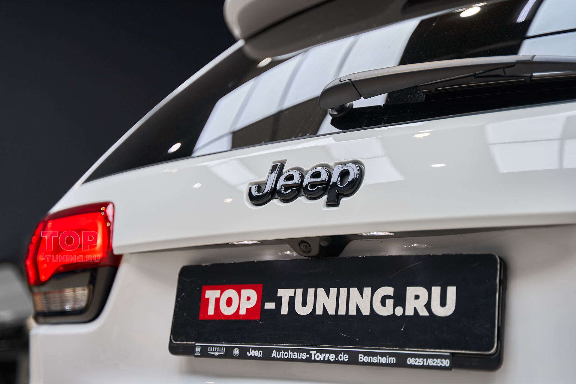 Тюнинг Jeep Grand Cherokee WK2 – дооснащение доводчиками дверей и антихром