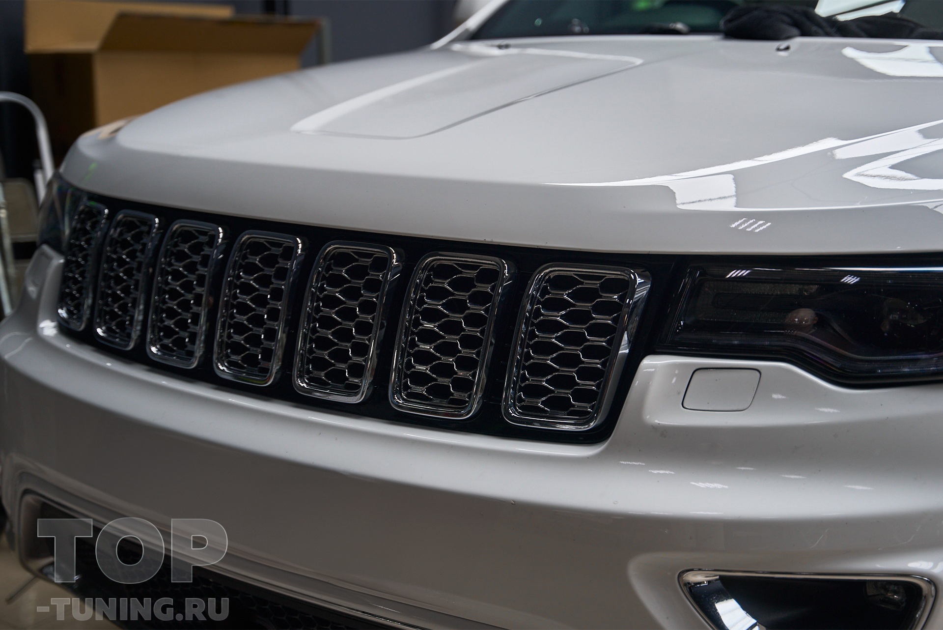 Тюнинг Jeep Grand Cherokee WK2 – дооснащение доводчиками дверей и антихром