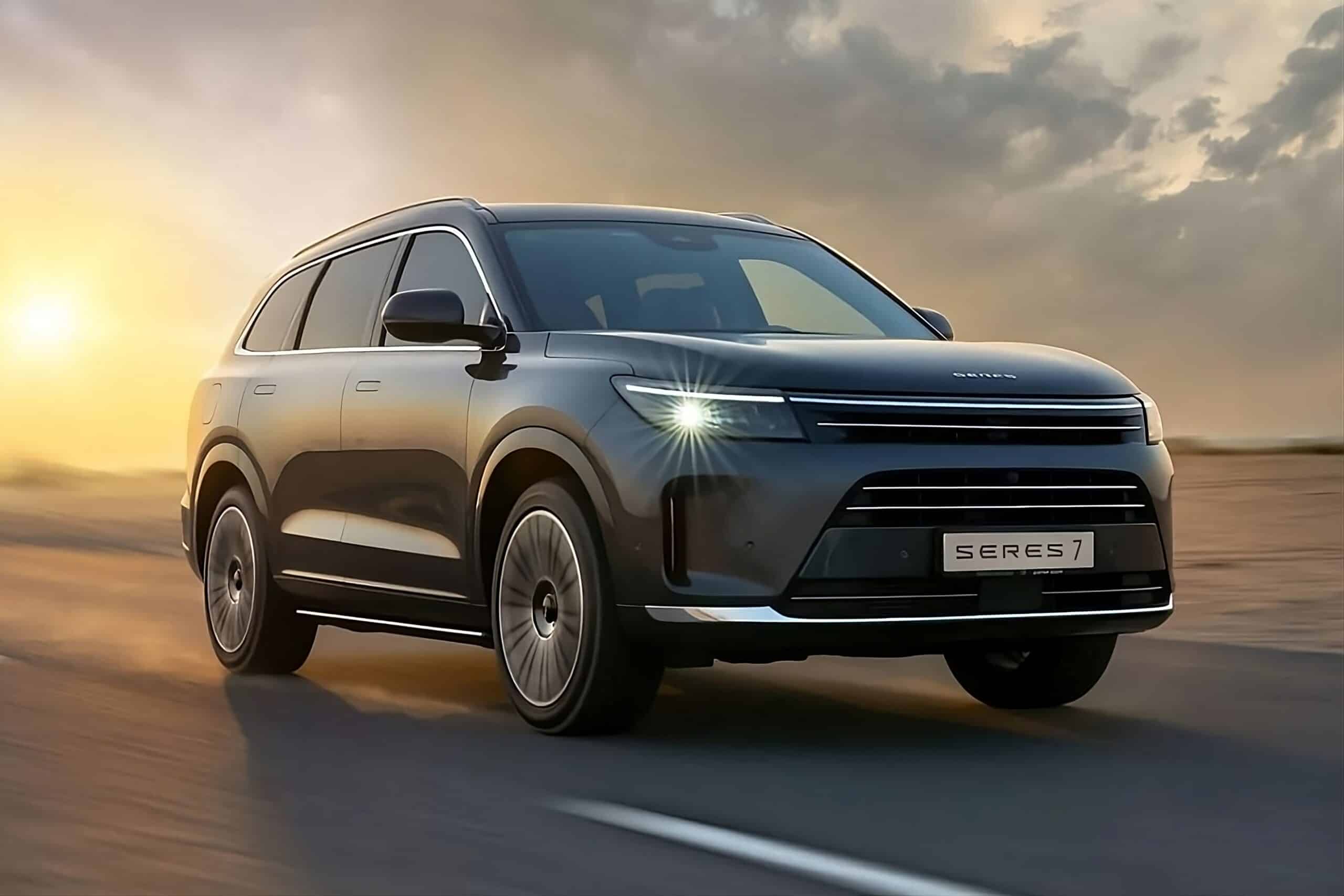 Эта модель известна как новый Aito M7, который сейчас продаётся на китайском рынке. Seres 7 доступен в пяти комплектациях, с передним и полным приводом, а также в 5- и 6-местных вариантах. Цена варьируется от 210 000 до 260 000 дирхамов, что составля