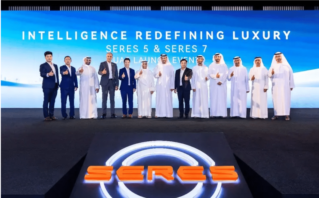 Эта модель известна как новый Aito M7, который сейчас продаётся на китайском рынке. Seres 7 доступен в пяти комплектациях, с передним и полным приводом, а также в 5- и 6-местных вариантах. Цена варьируется от 210 000 до 260 000 дирхамов, что составля