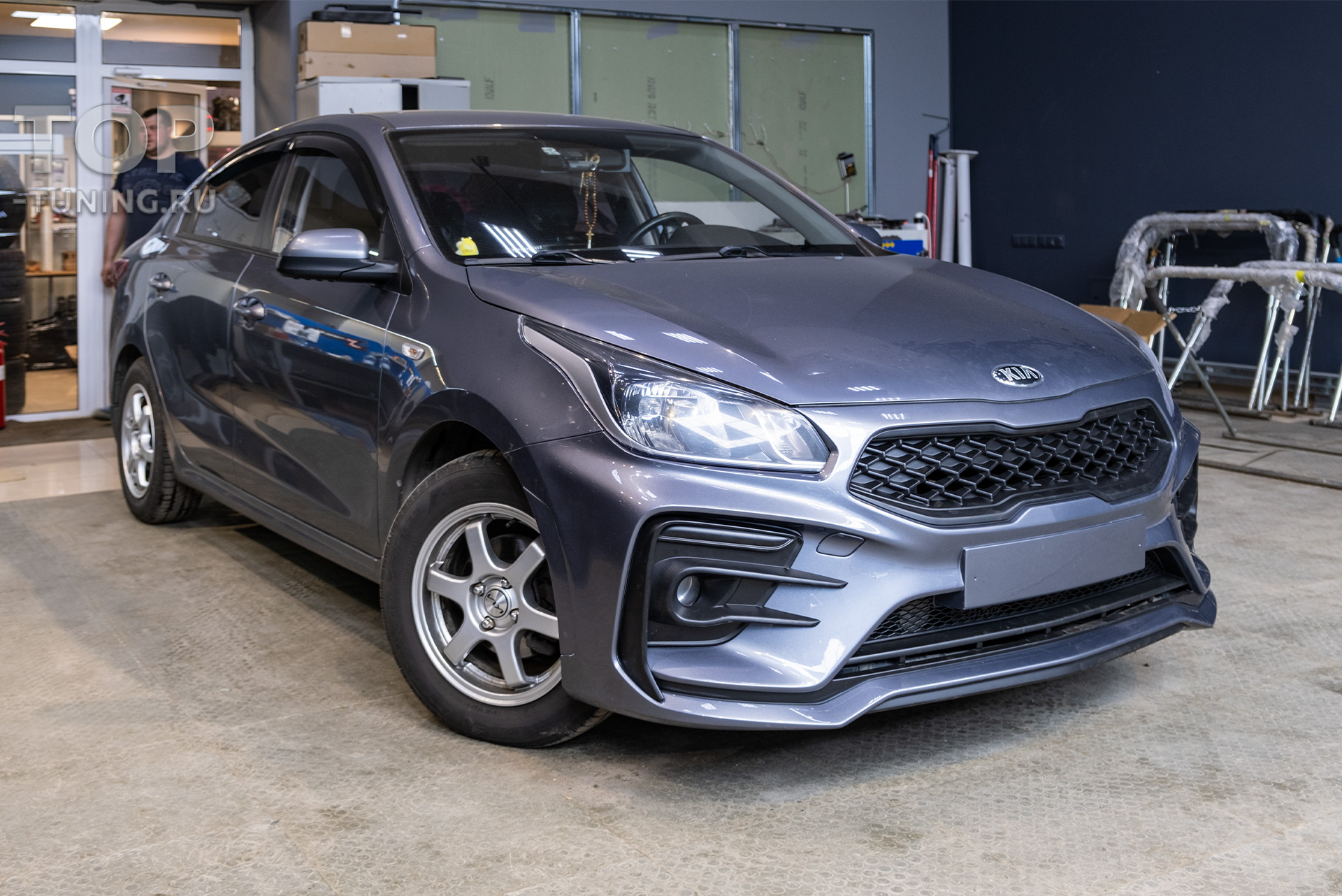 108733 Установка переднего тюнинг-бампера для Kia Rio 4, окраска в цвет кузова