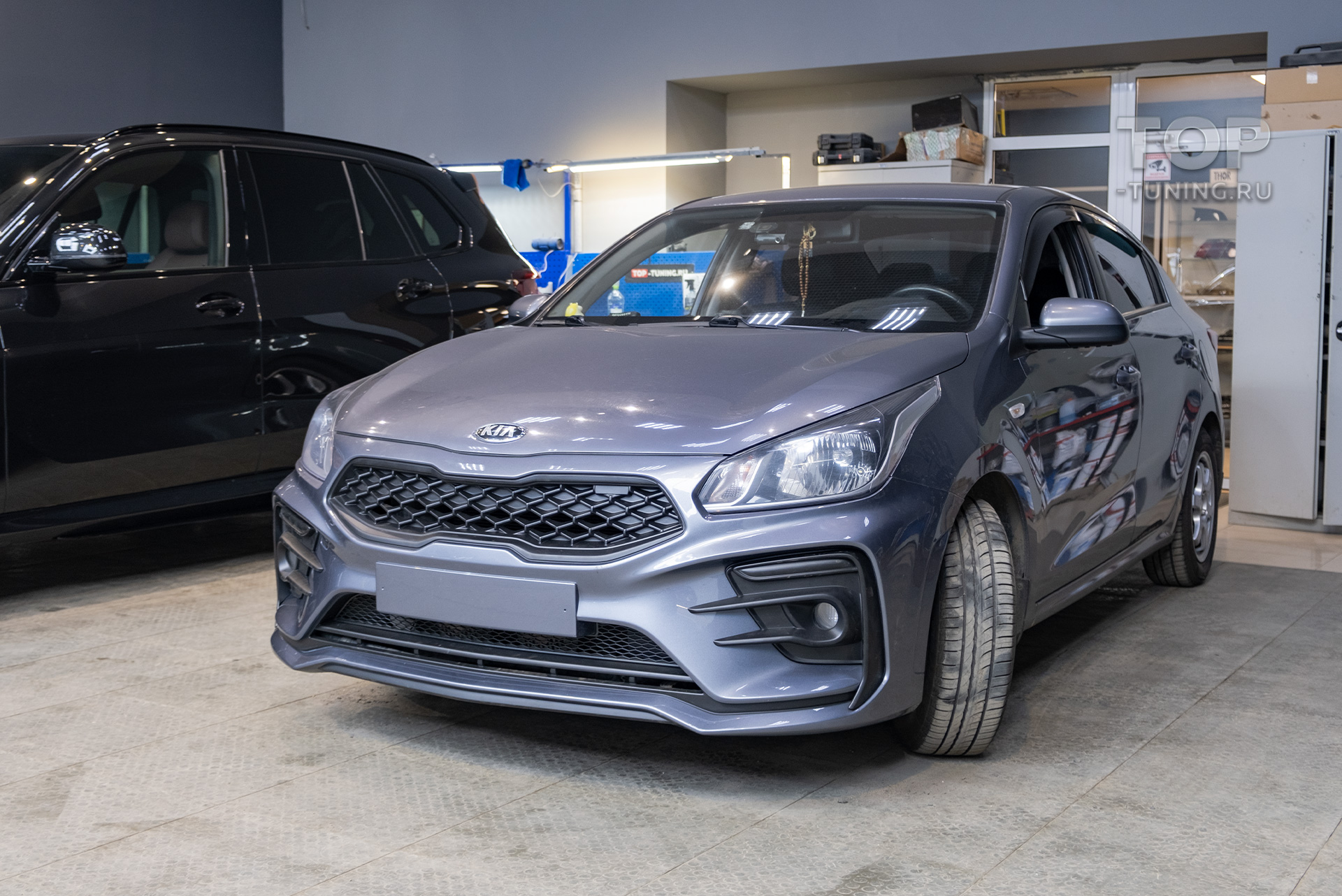 108733 Установка переднего тюнинг-бампера для Kia Rio 4, окраска в цвет кузова