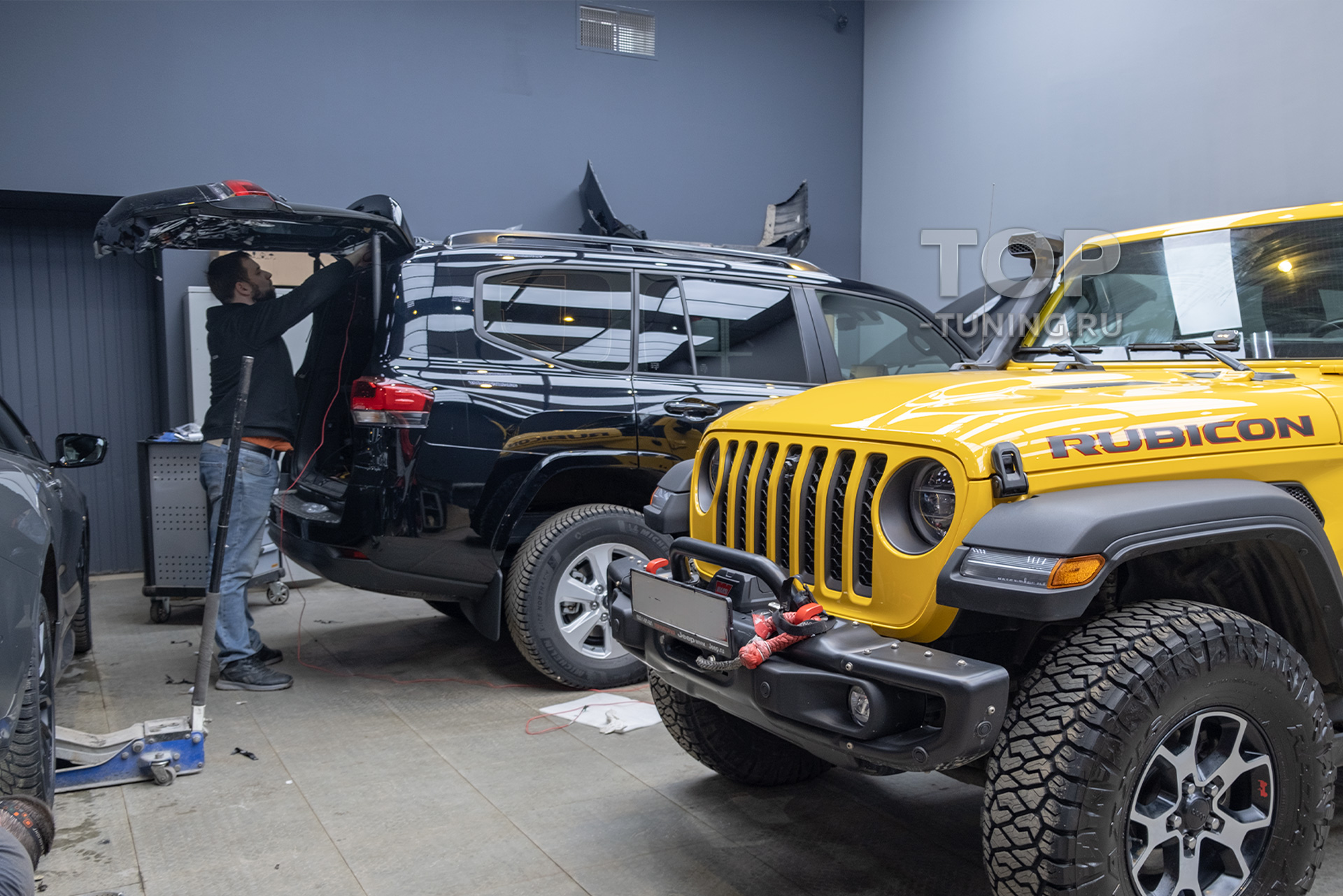 Заказать монтаж доводчиков дверей и багажника для Тойота LC300 в Москве 