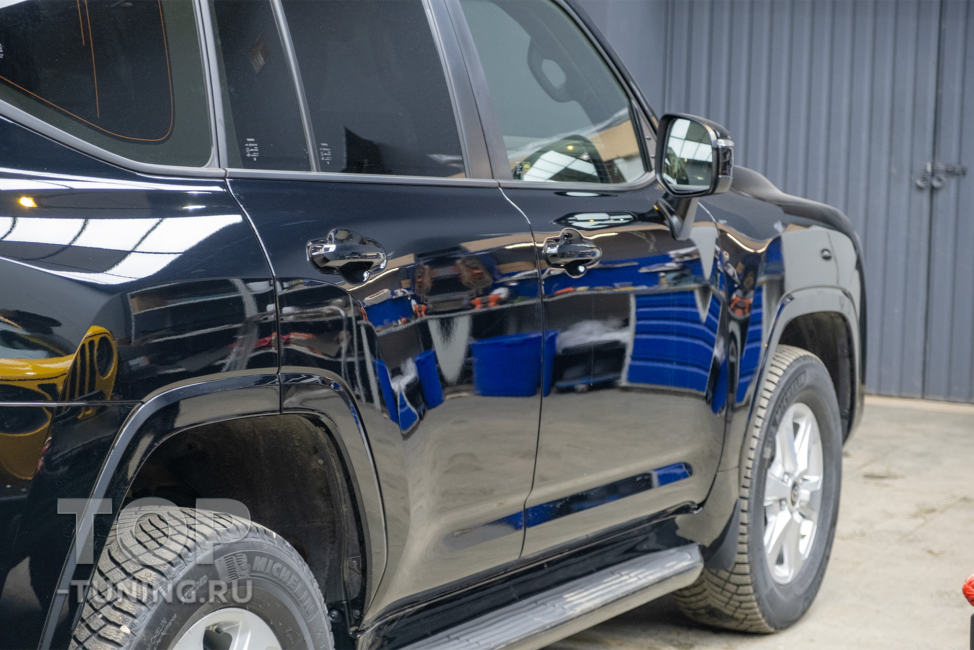 Заказать монтаж доводчиков дверей и багажника для Тойота LC300 в Москве 