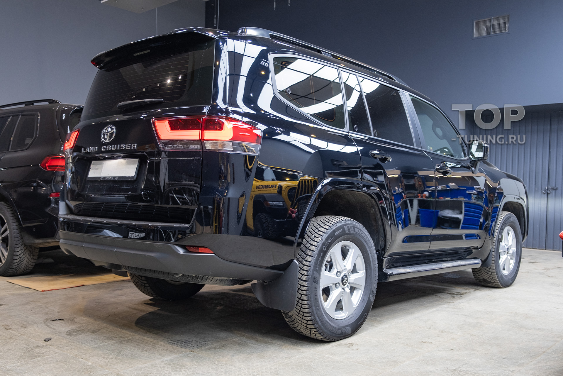 Заказать монтаж доводчиков дверей и багажника для Тойота LC300 в Москве 