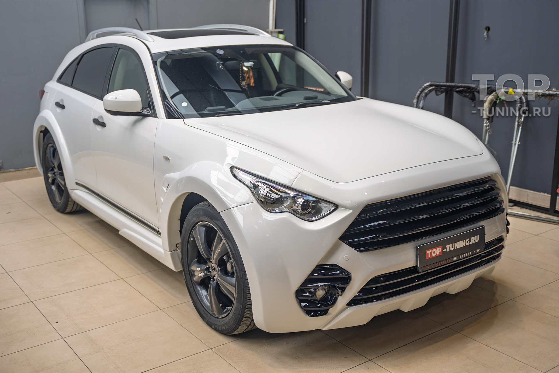 Установка аэродинамического обвеса Infinity QX70 под ключ в Топ Тюнинг Москва 