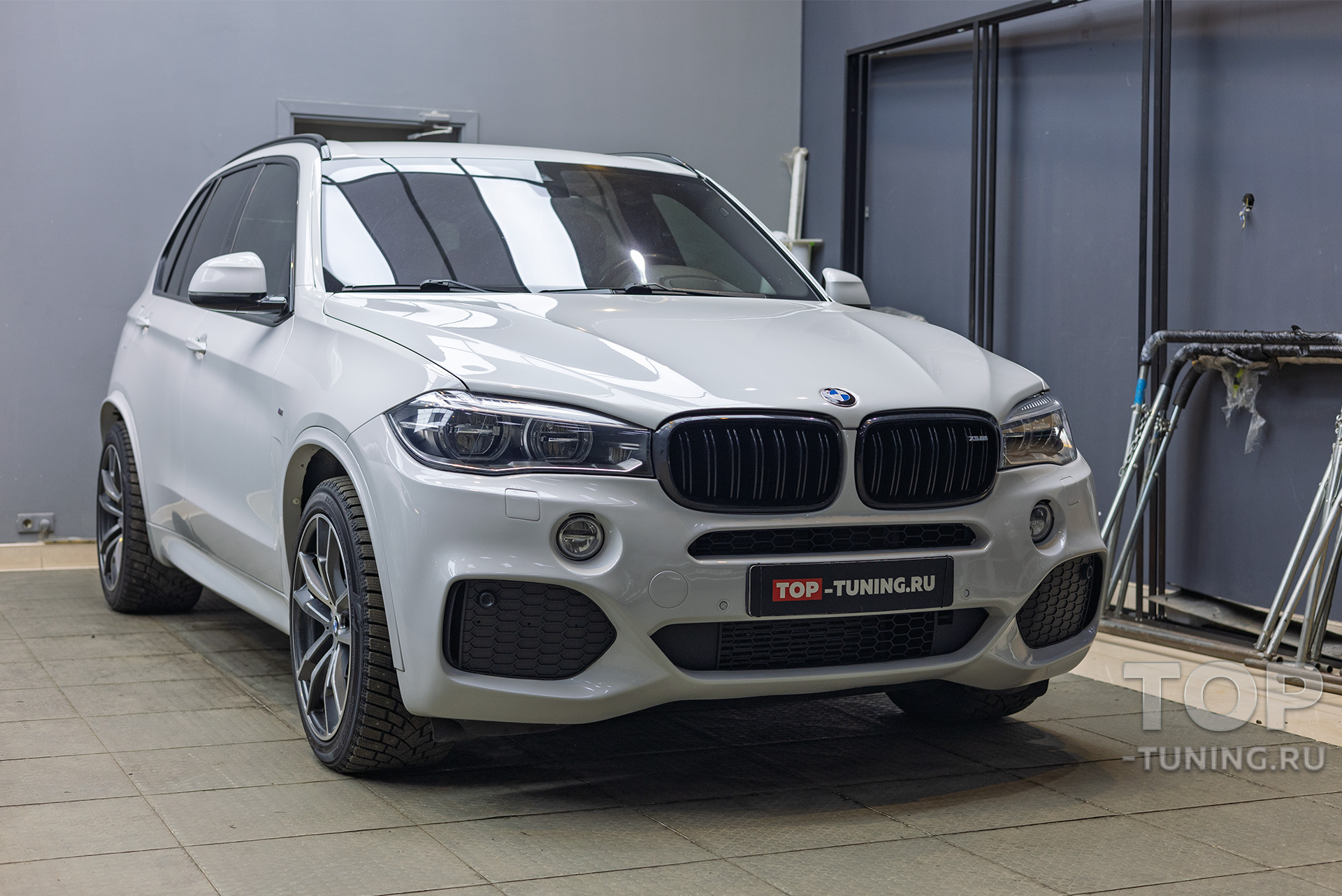 Установка динамической подсветки в салон BMW X5 F15 под ключ в Топ Тюнинг