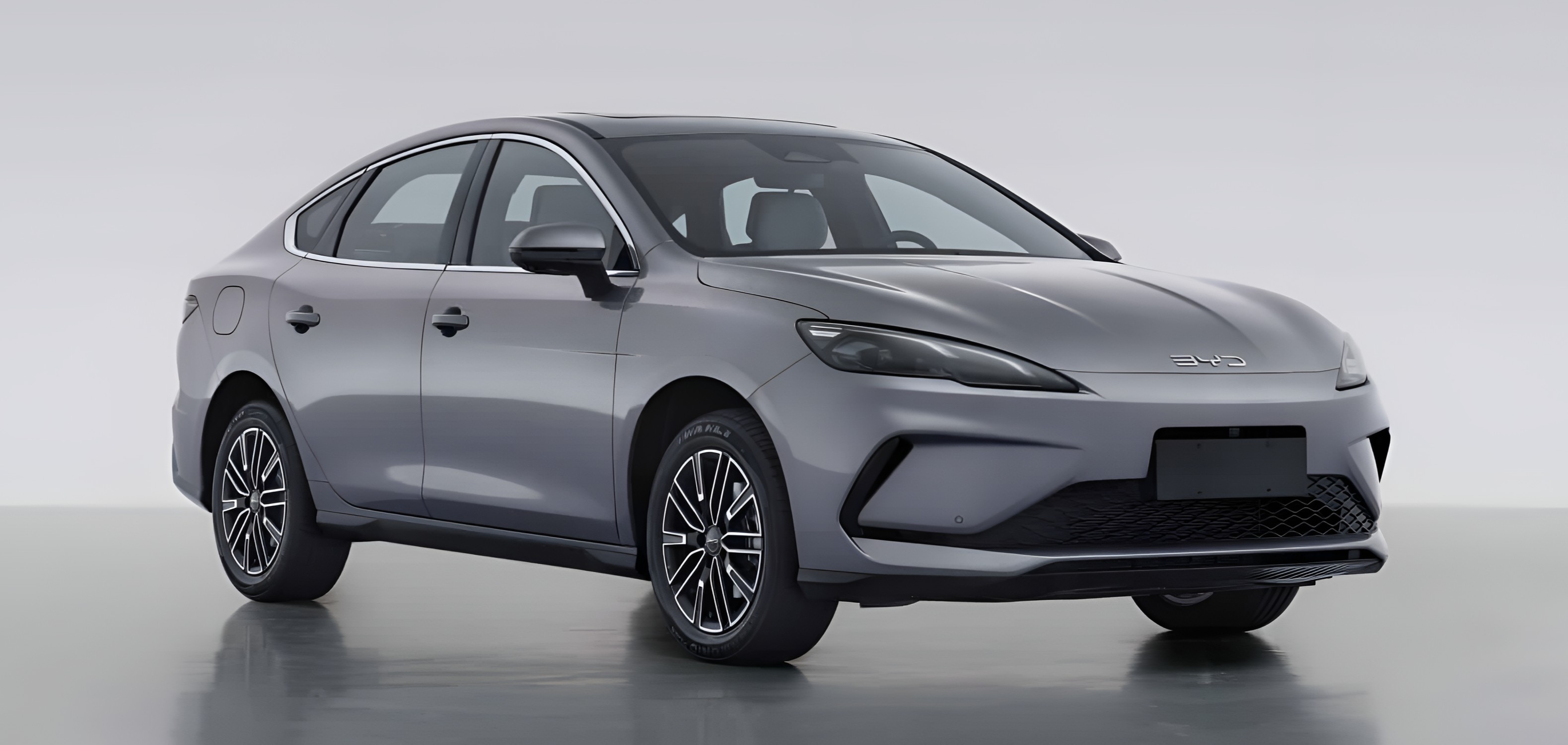 Предварительные продажи компактного гибридного седана BYD Seal 05 DM-i начинаются от 1,3 млн рублей