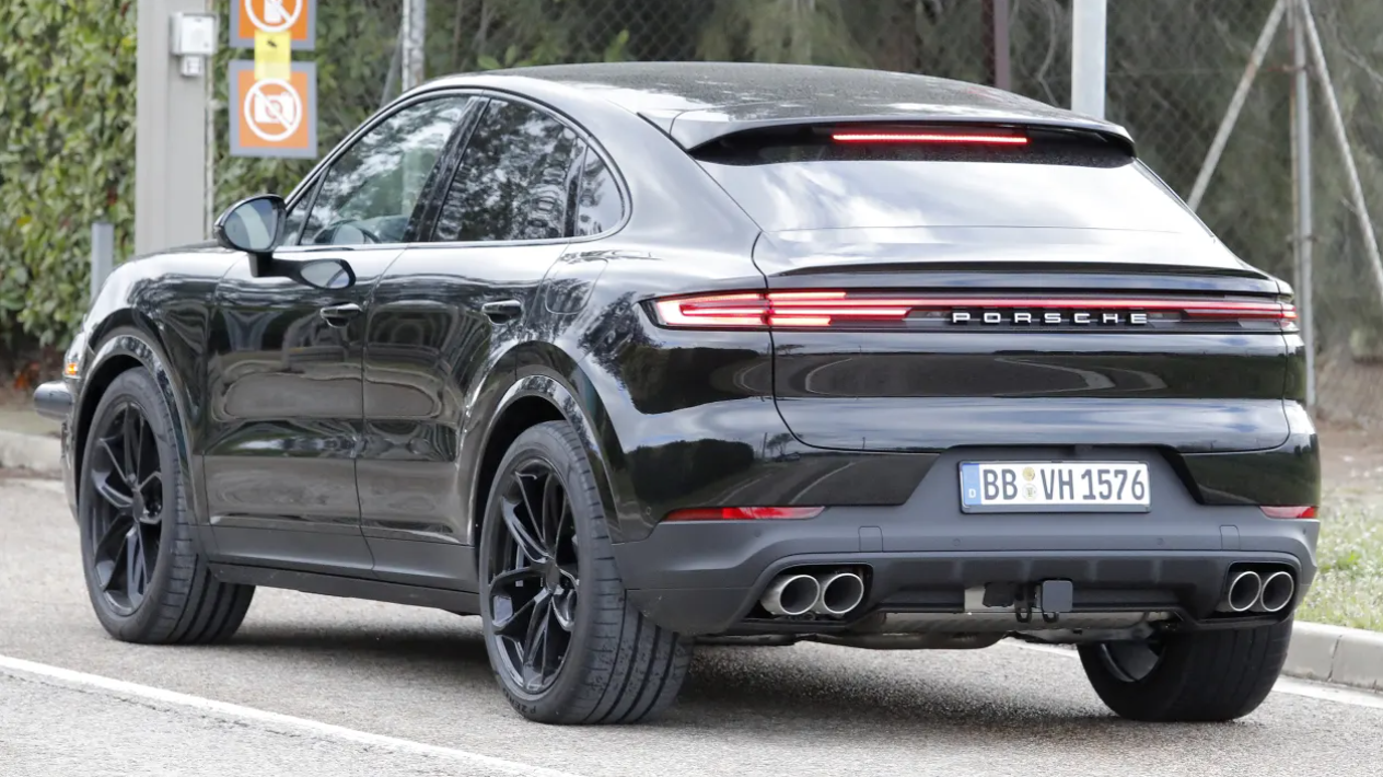 Полностью электрический Cayenne четвёртого поколения появится примерно в этом году. Чтобы бензиновый Cayenne выглядел более современно по сравнению с новой электрической моделью, прошлым летом Porsche решила не просто заменить существующую версию Mk3