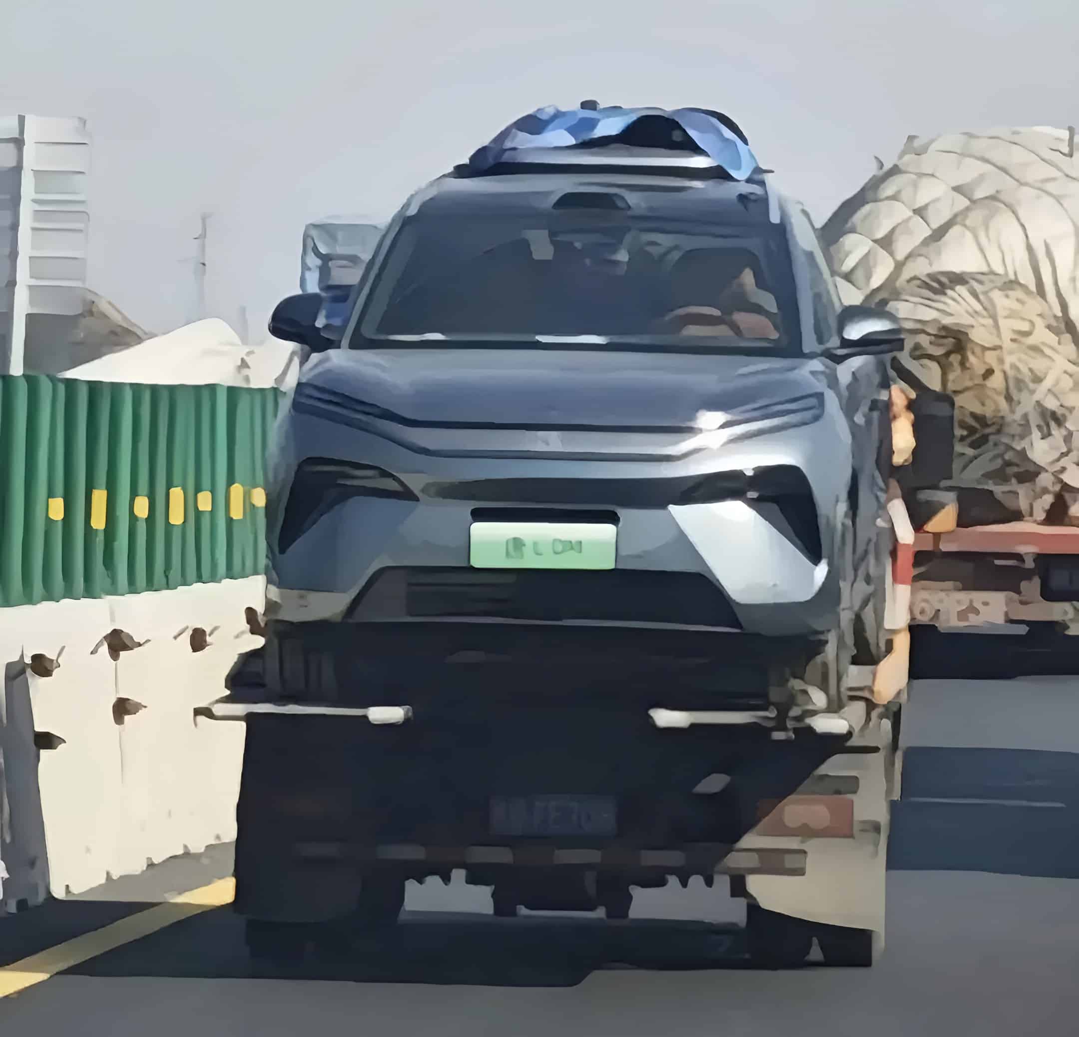 Недавно этот автомобиль заметили на шоссе с док-станцией для дронов, установленной на крыше. Это говорит о том, что он отличается от старой модели BYD Tang более совершенным дизайном и технологическими преимуществами.