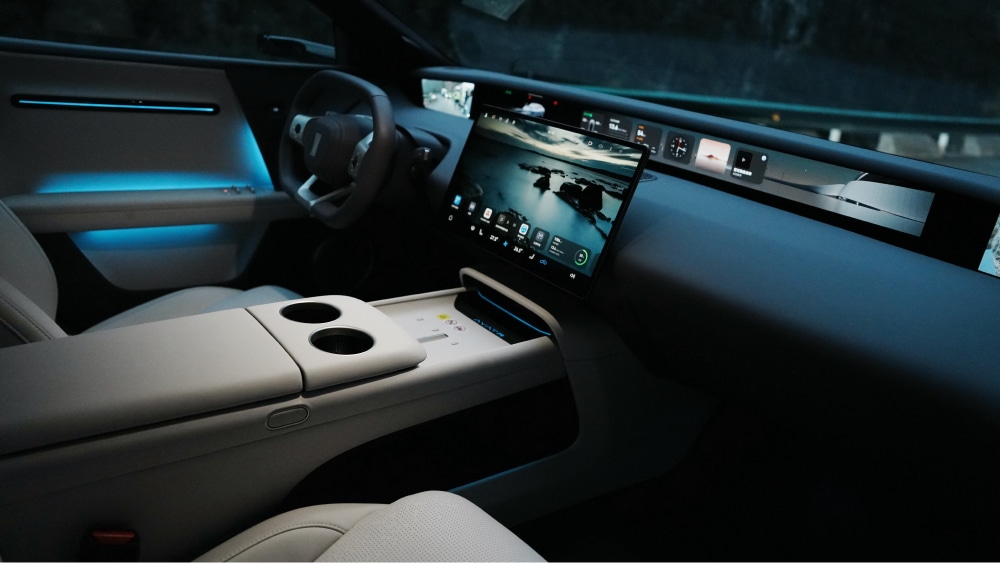 Интерьер Avatr 06 от CATL представлен на официальных изображениях с большим количеством технологий