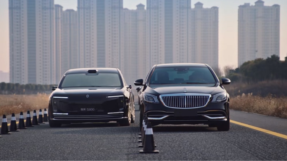 Седан Maextro S800 от Huawei и JAC демонстрирует «режим краба» между Майбахами