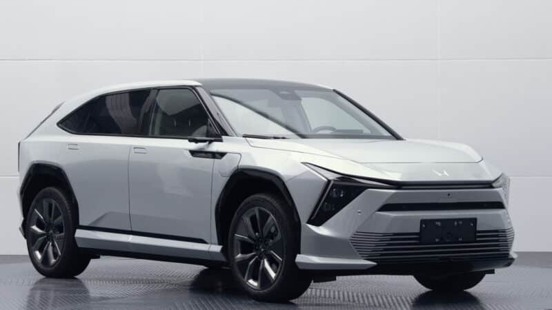 Передняя часть кроссовера выделяется большими фарами в форме бумеранга, которые соединены тонкой светодиодной лентой. В переднем бампере расположен крупный воздухозаборник. Среди других особенностей внешнего вида S7 &mdash; новый логотип Honda, фронтальная