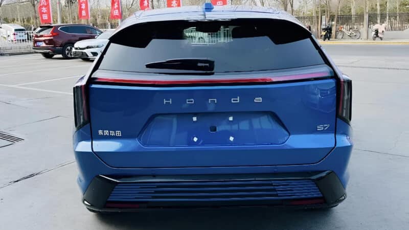 Honda S7 &mdash; это электрический внедорожник, созданный компанией Dongfeng Honda. Впервые он был представлен в Китае в прошлом году как часть новой серии Ye. Полное название этого кроссовера &mdash; Honda Ye S7. Однако недавно Honda отказалась от бренда Ye, и 