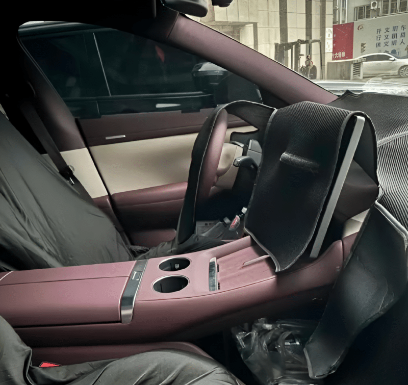 Одной из ключевых особенностей является отсутствие традиционной комбинации приборов. Её заменяет панорамный дисплей, который выводит основную информацию о вождении на лобовое стекло. На центральной консоли расположен плавающий информационно-развлекат