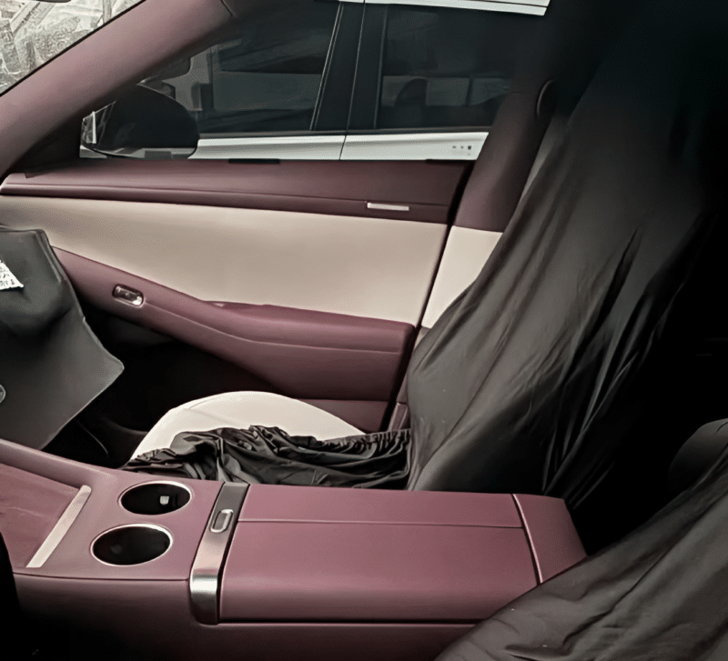 Одной из ключевых особенностей является отсутствие традиционной комбинации приборов. Её заменяет панорамный дисплей, который выводит основную информацию о вождении на лобовое стекло. На центральной консоли расположен плавающий информационно-развлекат