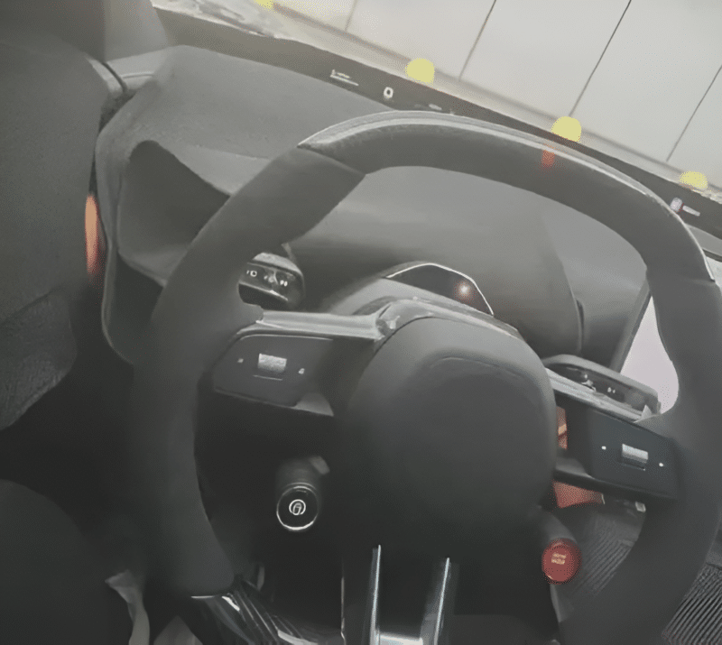 Одной из ключевых особенностей является отсутствие традиционной комбинации приборов. Её заменяет панорамный дисплей, который выводит основную информацию о вождении на лобовое стекло. На центральной консоли расположен плавающий информационно-развлекат