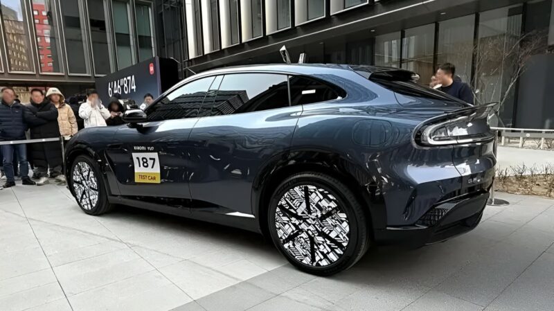 На свежих шпионских снимках нового внедорожника Xiaomi YU7 впервые можно детально рассмотреть его интерьер