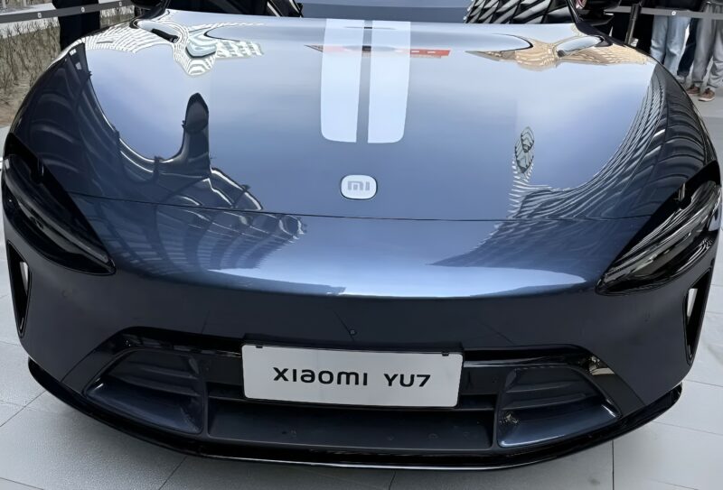 На свежих шпионских снимках нового внедорожника Xiaomi YU7 впервые можно детально рассмотреть его интерьер