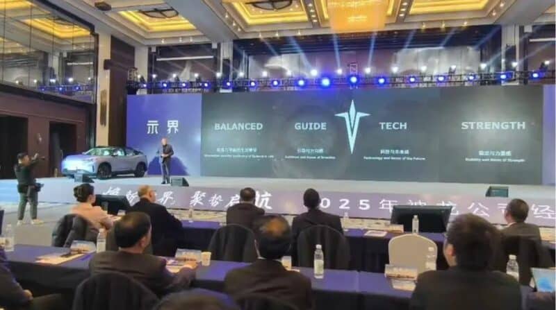 Будучи одним из первых автопроизводителей, создавших совместное предприятие на китайском рынке, Dongfeng Peugeot-Citroen Automobile в 2015 году достигла пика в 700 000 автомобилей в год. Однако затем продажи начали снижаться, и к 2020 году оптовые пр