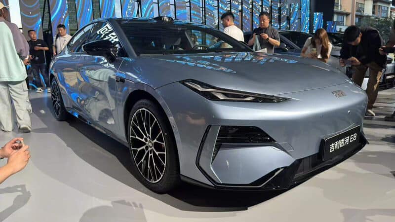 Электрический седан 2025 Geely Galaxy E8 поступит в Китай по цене 1,9 млн рублей