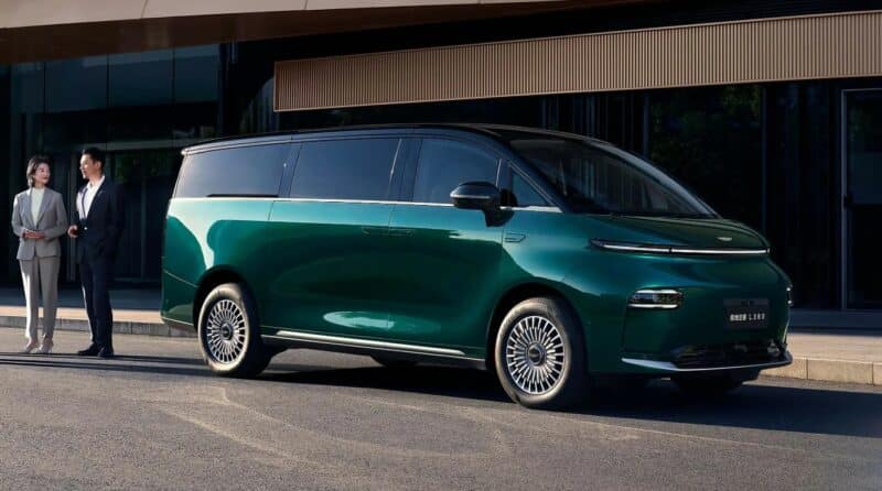 LEVC L380 представлен в Китае под брендом Geely Galaxy – цена снизилась почти на миллион рублей в Китае