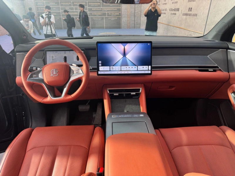 Модель Tang L построена на платформе Super e от BYD и воплощает новейшие дизайнерские решения бренда. Практически закрытая передняя панель подчёркивает новый энергетический стиль автомобиля.