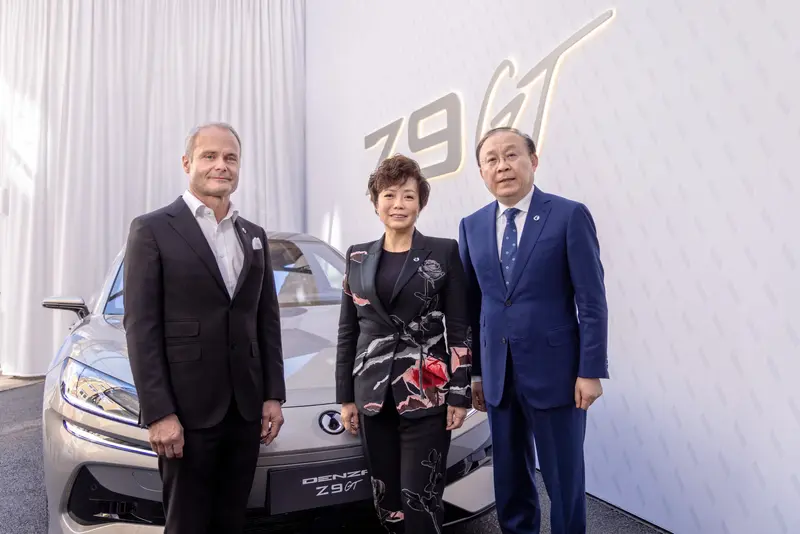 Denza активно расширяет своё международное присутствие. За прошедший год бренд успешно вышел на несколько азиатских рынков, включая Гонконг, Таиланд, Индонезию и Малайзию. В ближайшие два года планируется запуск продаж в десятках европейских стран.