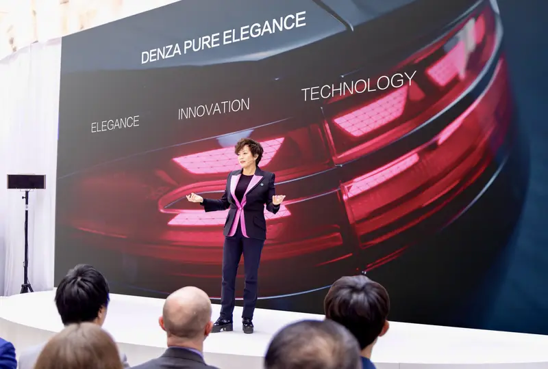 Denza активно расширяет своё международное присутствие. За прошедший год бренд успешно вышел на несколько азиатских рынков, включая Гонконг, Таиланд, Индонезию и Малайзию. В ближайшие два года планируется запуск продаж в десятках европейских стран.