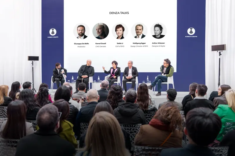 Denza Z9 GT &mdash; это первая модель, созданная на базе передовой платформы e3. Она впечатлила посетителей своими инновационными функциями, среди которых: