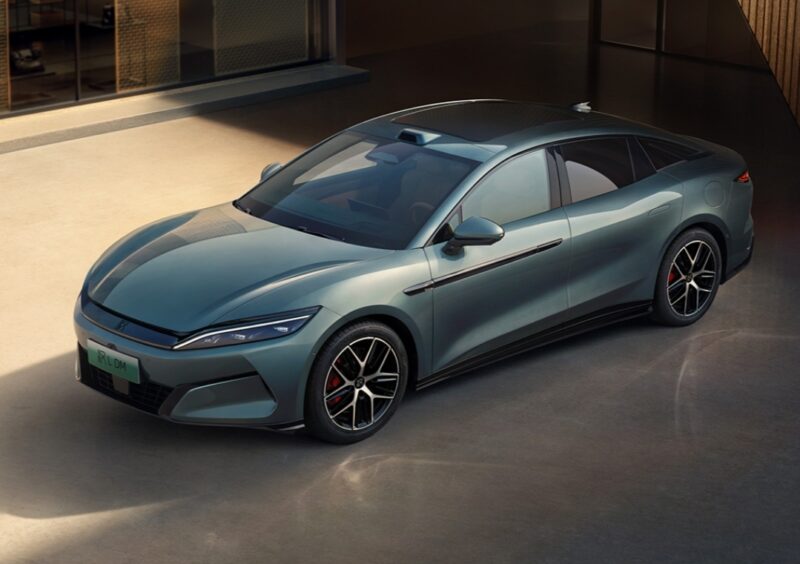 Бортовые датчики включают лидар, радары с пятью миллиметровыми волнами, 12 ультразвуковых радаров и 12 камер.