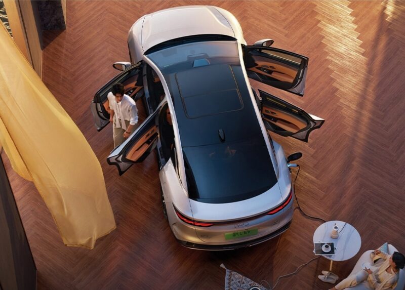 В Китае стартовали продажи седанов BYD Han L EV и PHEV по цене от 2,55 млн рублей