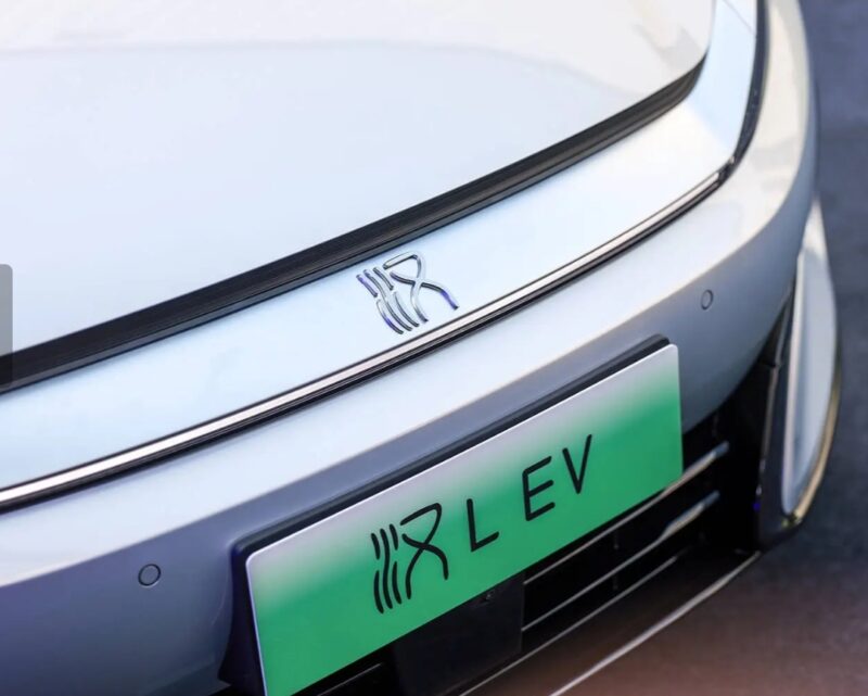 Бортовые датчики включают лидар, радары с пятью миллиметровыми волнами, 12 ультразвуковых радаров и 12 камер.